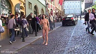 Exhibitionnisme En Plein Air Excitant Avec Des Femmes Lubriques Dans Des Lieux Publics