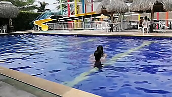 Seduzco A Una Joven Latina En La Piscina, Nos Besamos Y Tocamos Hasta Excitarnos, Para Luego Tener Sexo En El Baño