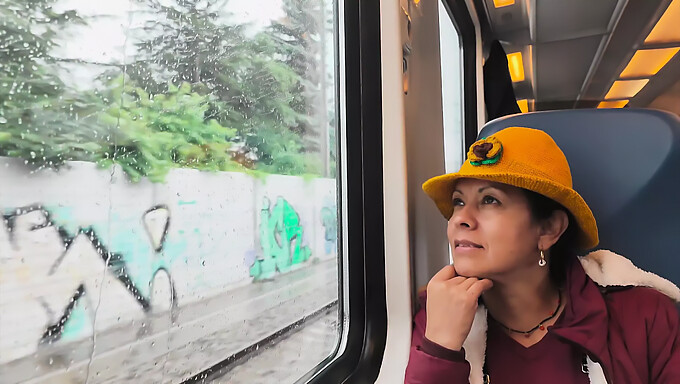 Un treno bollente con una coppia civettuola in Europa!