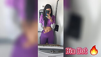 Bia Hot Hänger Sig Åt Solo-Njutning På Den Offentliga Busstoaletten