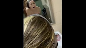 Secouer Et Tirer Les Cheveux Lors D'Une Rencontre Dans La Salle De Bain Publique