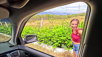 Un incontro casuale con una ragazza in difficoltà sul ciglio della strada porta ad un invito nel mio garage, dove le faccio fare sesso orale.La sua figa stretta e chiusa viene poi sottoposta al mio piacere orale, seguito da un giro in taxi per lei.