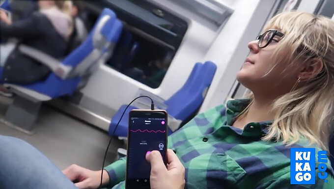 Experimente a emoção do orgasmo feminino em um trem