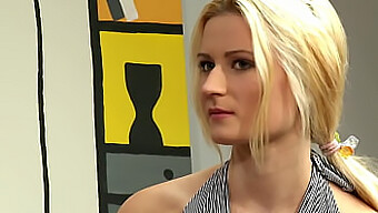 Una Rubia Genuina Y Tímida Participando En Actividades Sexuales