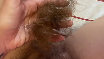 Close-Up Intenso De Mim Raspando Meus Pelos Pubianos Longos E Peludos