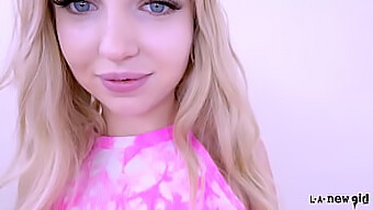 Blond Bomba Daje Gorący Blowjob W Filmie Castingowym.