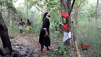 Trio All'Aperto Con Uomini Africani E Donna Missionaria