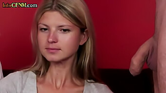 Une Blonde Femdom Séduit Un Couple Pour Un Trio Impliquant Plaisir Oral Et Branlettes