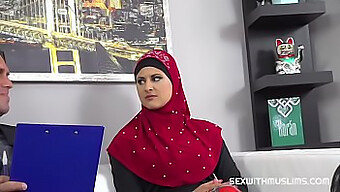 المحامي العربي يستمتع بالجنس الفموي والمهبلي مع امرأة مسلمة