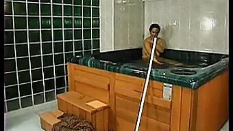 Uma Mulher Madura, Velha E Peluda, Desfruta De Sexo Anal Na Piscina.