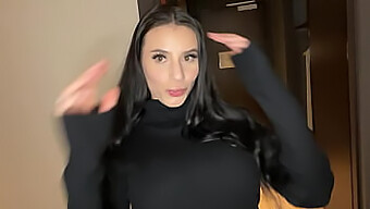 Brunetka Si Užívá Anál Během Pařížské Dovolené