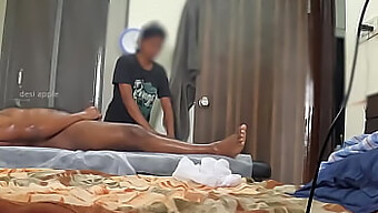 Een Kleine Masseuse Wordt Verrast Door Een Kleine Zwarte Penis Tijdens Een Massage