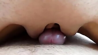 Um Vídeo Pornô Gratuito Com Uma Mulher Curvilínea Atingindo O Orgasmo.