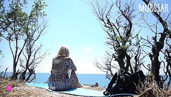 在海滩上无意的公共性爱导致与陌生人的狂野遭遇和彼此的高潮