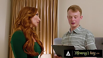 L'excitation d'un beau-fils grincheux lors d'une mesure des gros seins de Sophia Locke, une MILF plantureuse et une rousse chaude