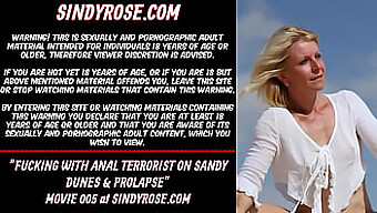 Sindy Rose Og Anal Terrorist Engasjerer Seg I Intens Anal Lek På Sandet Terreng