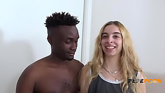 A Jovem Europeia Irina Nata Desfruta De Seu Primeiro Encontro Interracial Com Um Parceiro Negro