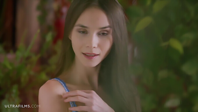 La splendida modella Leona Mia seduce in un video solitario bollente di Ultra Films