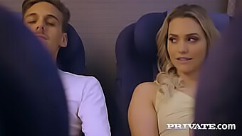 Mia Malkova Thích Thú Trong Một Cuộc Gặp Gỡ Đam Mê Với Tư Nhân Trên Máy Bay.