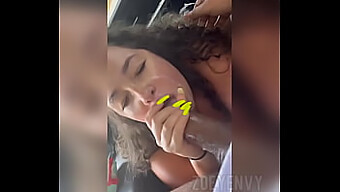 Mulher sarrada e curvilínea recebe uma gozada facial.