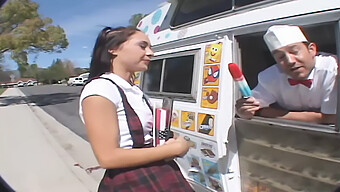 Adolescente Recibe Una Mamada Sucia De Un Conductor De Camión De Helado