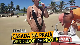 Seksi blondinka razkazuje svoje premoženje v tangicah na plaži in prodajalca sladoleda nagradi s prsnim udarcem