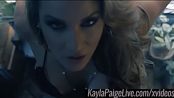 Kayla Paige ดื่มด่ํากับเซสชั่นเดี่ยวที่กระตุ้นความรู้สึกด้วยนิ้วที่รุนแรง