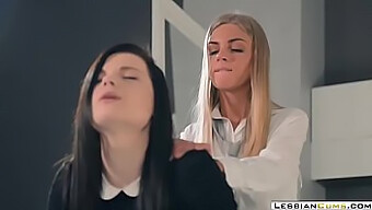 Očarujúce Lesbičky Sa Oddávajú Foot Fetišu A Análnej Hre