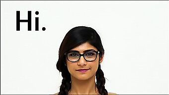 ¡Únete a Mia Khalifa para una vista íntima de su tonificado físico árabe en este vídeo caliente