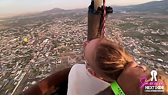 Éjaculations Matinales Intenses Avec Une Gorge Profonde Se Terminent Dans Un Ballon À Air Chaud Près Des Pyramides